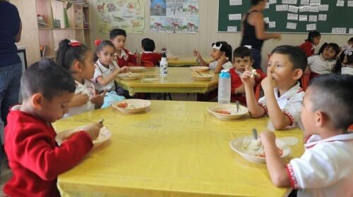 Niños desayunando