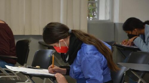 Chica haciendo exámen