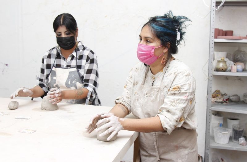 Mujeres haciendo artesanías