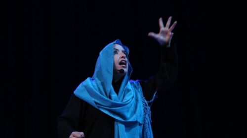 actriz en escena