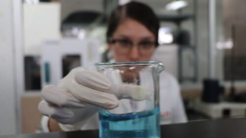 Mujer en laboratorio