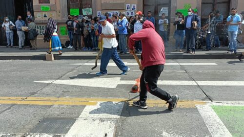 Juego de pelota en la avenida Madero.