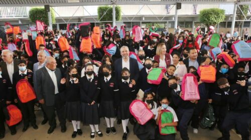 Bedolla y alumnos de secundaria