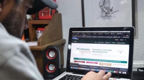 Hombre frente ala pantalla