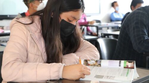 Chica aplicando examen