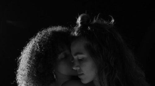 Mujeres beso mejilla